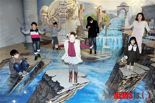 【부산=뉴시스】 10일 부산 동래구 호텔농심 허심청 지라 1~2층에 마련된 국내 최대 규모 착시체험 미술관인 '트릭아이미술관'을 찾은 시민들이 원근법과 착시효과가 미술작품 앞에서 기념사진을 찍고 있다. 트릭아이미술관은 국내외 최신 작품을 엄선, 고품격 명화와 상상력을 자극하는 옵아트, 착시 거울 체험, 헐리우드 작가들의 홀로그램, 바닷속 수중 세계를 빛으로 보여주는 루미나이트 공간 등 200여 점의 트릭아이 작품을 상설 전시한다.&nbsp;&nbsp;&nbsp; yulnetphoto@newsis.com&nbsp; 