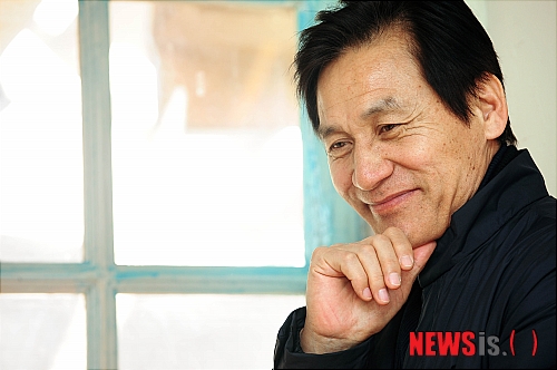 【서울=뉴시스】박문호 기자 = 법정 실화극 '부러진화살'에서 사법부를 상대로 싸우는 역할로 열연한 배우 안성기가 10일 오후 서울 삼청동 한 카페에서 뉴시스와의 인터뷰에 앞서 포즈를 취하고 있다. go2@newsis.com