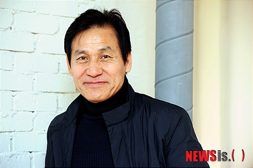 【서울=뉴시스】박문호 기자 = 법정 실화극 '부러진화살'에서 사법부를 상대로 싸우는 역할로 열연한 배우 안성기가 10일 오후 서울 삼청동 한 카페에서 뉴시스와의 인터뷰에 앞서 포즈를 취하고 있다. go2@newsis.com