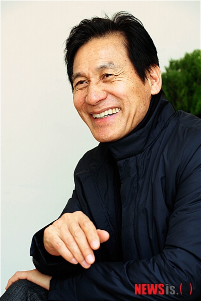 【서울=뉴시스】박문호 기자 = 법정 실화극 '부러진화살'에서 사법부를 상대로 싸우는 역할로 열연한 배우 안성기가 10일 오후 서울 삼청동 한 카페에서 뉴시스와의 인터뷰에 앞서 포즈를 취하고 있다. go2@newsis.com