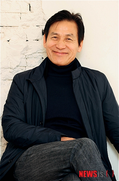 【서울=뉴시스】박문호 기자 = 법정 실화극 '부러진화살'에서 사법부를 상대로 싸우는 역할로 열연한 배우 안성기가 10일 오후 서울 삼청동 한 카페에서 뉴시스와의 인터뷰에 앞서 포즈를 취하고 있다. go2@newsis.com