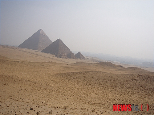 【서울=뉴시스】 윤소희의 '음악과 여행'<81>&nbsp; 내게 있어 아라비아 음악은 사막의 모래알처럼 잔잔히 흐르는 선율, 갖가지 음색의 타악 절주로 이국적인 정취를 물씬 풍기는 신비로움 그 자체였다. 이러한 이국적 동경심은 유럽의 작곡가들도 마찬가지였는지, 클래식 음악 곳곳에는 아라비아적 소재와 음률이 등장했다. 케텔비의 페르시아 시장·차이코프스키의 호두까기 인형 중 아라비아 춤·베르디의 아이다 등을 통해 아라비아에 대한 상상을 했다. 엘리자베스 테일러가 연기했던 영화 ‘클레오파트라’를 보며 생긴 아라비아에 대한 호기심도 이루 말할 수가 없었다.&nbsp; 