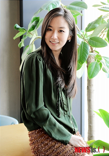 【서울=뉴시스】박종민 기자 = 영화 '원더풀 라디오'의 배우 안미나가 11일 오전 서울 종로구 경운동74에서 뉴시스와의 인터뷰에 앞서 포즈를 취하고 있다.&nbsp;&nbsp; jmc@newsis.com