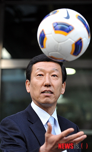 【서울=뉴시스】홍찬선 기자 = 최강희 축구대표팀 감독이 11일 오후 서울 종로구 축구협회에서 열린 인터뷰에서 축구공을 들고 포즈를 취하고 있다. mania@newsis.com