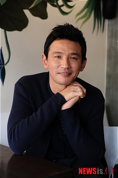 【서울=뉴시스】김영욱 기자 = 영화 '댄싱 퀸'의 배우 황정민이 서울 종로구 삼청동 한 카페에서 작품에 대한 인터뷰 전 포즈를 취하고 있다.&nbsp; mirage@newsis.com