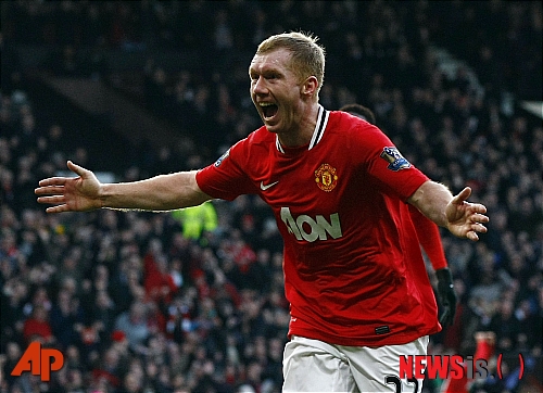 【맨체스터=AP/뉴시스】맨체스터유나이티드의 폴 스콜스가 14일 자정(한국시간) 영국 맨체스터 올드트래포드에서 열린 볼턴과의 2011~2012 EPL 정규리그 21라운드 경기에서 득점한 후 기쁨에 찬 골 세레머니를 펼치고 있다. 맨유가 3-0으로 승리했다.