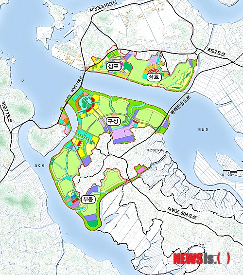 【무안=뉴시스】송창헌 기자 = 전남도 최대 현안사업인 서남해안관광레저형기업도시(J프로젝트)가 17일 또 다시 악재에 직면했다. 문화체육관광부가 "사업 타당성이 낮다"는 한국개발연구원(KDI) 용역 결과를 공식 통보한 데 이어 닮은꼴 사업인 전북 새만금 개발사업이 본격 시행되면서 J프로젝트에 차질이 빚어지진 않을까 우려하는 목소리가 높다. 사진은 J프로젝트 개발계획도. (사진=전남도 제공)&nbsp; goodchang@newsis.com