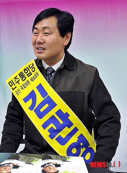 【군산=뉴시스】유영수 기자 = 민주통합당 전북 군산 김관영 국회의원 예비후보는 18알 오전 군산시 나운동 선거사무소에서 출마배경에 대해 설명을 하고 있다.&nbsp; yu0014@newsis.com