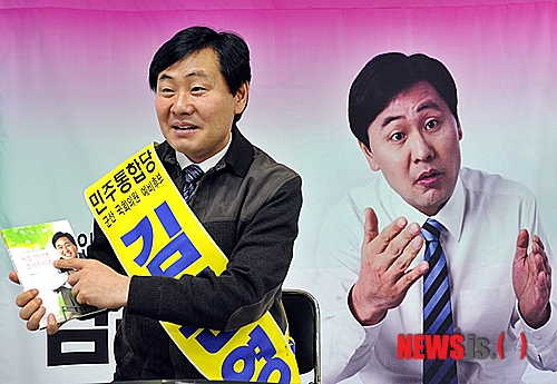 【군산=뉴시스】유영수 기자 = 민주통합당 전북 군산 김관영 국회의원 예비후보는 18알 오전 군산시 나운동 선거사무소에서 저서 '저를 만나면 즐거우시죠' 출간 배경에 대해 설명을 하고 있다.&nbsp; yu0014@newsis.com