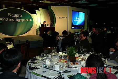 【서울=뉴시스헬스/뉴시스】 한국UCB제약이 국내 최초 패치형 파킨슨병 및 하지불안증후군 치료제인 '뉴프로'의 런칭 심포지엄을 개최했다. (사진=한국UCB제약 제공) 이창민 기자 cmlee@newsishealth.com