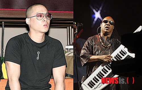 【서울=뉴시스】이재훈 기자 = 보컬그룹 '브라운 아이드 소울' 멤버 나얼(34)이 미국 팝스타 스티비 원더(62)의 러브콜을 받았다. 20일 나얼의 매니지먼트사 산타뮤직과 팝 관계자에 따르면, 원더와 나얼은 2월 중 미국에서 원더가 작곡한 노래를 녹음할 예정이다. 원더가 2010년 8월 두번째 내한공연 당시 자신의 곡을 나얼이 커버한 것을 듣고 깊은 인상을 받은 것이 계기다. 지난해 말부터 본격적인 논의가 이뤄졌다. 원더가 아시아 가수 중 자신이 작곡한 곡을 준 것은 나얼이 처음이다. 산타뮤직은 이 기회에 나얼의 미국 진출도 꾀한다는 계획이다. 원더와 작업한 곡을 솔로로 발표할 지, 브라운아이드소울 앨범에 실을 지는 미정이다. 나얼은 평소 공연에서 원더의 대표곡 '레이틀리(lately)'를 부르는 등 원더를 존경하는 가수로 손꼽아왔다. 지난해 12월 발매된 브라운아이드소울의 라이브 음반 '솔 피버(Soul Fever)'에는 원더의 '포 유어 러브(For Your Love)'를 재해석해 싣기도 했다. 국내에서 가창력으로 내로라하는 나얼은 1999년 보컬그룹 '앤썸' 정규 1집 '변심'으로 데뷔했다. 2001년 싱어송라이터 윤건(35)과 함께 결성한 '브라운아이즈'로 '벌써일년' '위드 커피' '언제나 그랬죠' 등을 히트시키며 스타덤에 올랐다. 2003년부터 브라운아이드소울 멤버로 활약 중이다. 태어난 지 얼마 안 돼 시력을 잃은 원더는 9세 때부터 피아노와 하모니카, 드럼 등을 배워 음악가로 성공했다. 1963년 1집 '핑거팁스'로 데뷔, 그래미상을 25차례 수상했으며 1983년 '작곡가 명예의 전당', 1989년 '록 & 롤 명예의 전당'에 헌액됐다. 2009년에는 미국 대중음악계에서 최고 권위를 자랑하는 '거슈윈 공로상'을 수상하기도 했다. '아이 저스트 콜 투 세이 아이 러브 유' 등 30곡 이상을 빌보드 10위 안에 올렸다. 세계적으로 1억만장 이상의 앨범 판매량을 기록하고 있다. realpaper7@newsis.com