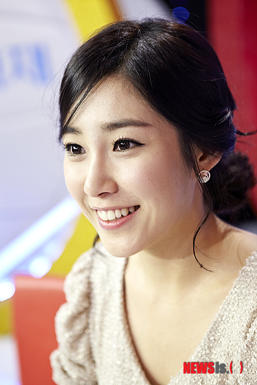 【서울=뉴시스】유상우 기자 = KBS N 최희(26) 아나운서의 폭행시비에 대해 사측이 해명하고 나섰다. KBS N은 20일 "자체적으로 사건에 대한 진위를 철저히 파악한 결과 최 아나운서를 협박 및 폭행 사주 등의 혐의로 고소한 A의 주장과 달리 오히려 최 아나운서가 허위사실과 협박에 시달린 피해자라는 것을 확인했다"고 밝혔다. "최 아나운서의 무고는 물론 오히려 피해자라는 것을 입증할 정황과 증거자료들을 충분히 확보한 상태"라는 것이다. KBS N에 따르면, 최 아나운서의 화보촬영 계약 위반은 사실이 아니다. "단지 최 아나운서가 A에게 촬영 일정 조정이 가능한지 문의한 것뿐"이라며 "이를 빌미로 화보촬영 자체가 무산됐다는 A의 주장은 억지이며 어떠한 귀책사유에도 해당하지 않다"고 짚었다. 또 "KBS N은 프리랜서 상태에서 체결한 외부 계약을 정직원 발령 이후에도 충분히 이행할 수 있도록 조치해 주고 있다"며 "이 사안 또한 사전에 보고돼 진행이 승인됐기 때문에 최 아나운서의 정직원 전환으로 회사 규정상 화보촬영을 할 수 없었다는 A의 주장은 터무니없는 허위의 사실"이라고 지적했다. 최 아나운서가 A와 합의를 시도한 것은 사실이다. "최 아나운서는 화보촬영 무산에 대한 귀책사유가 없음에도 합의를 해주지 않으면 계약 위반으로 소송도 불사하겠다는 A의 압박과 이 탓에 구설에 올라 회사에 잘못을 할 것을 우려해 합의를 목적으로 지난 13일 목동의 한 커피숍에서 A를 만나 합의했다"는 설명이다. 당시 최 아나운서는 합의와 관련한 법률적 자문을 위해 지인에게 소개받은 사법연수원생을 대동했다. 변호사 남자친구와 동행했다는 일부 보도내용은 사실이 아니라고 밝혔다. KBS N은 "A는 합의 과정에서 본인이 미리 작성해온 합의서에 서명하라고 요구했고 최 아나운서 측은 사잇도장을 전제로 먼저 한 장의 합의서에 서명했다"며 "하지만 A는 최 아나운서 측의 사잇도장 요구를 무시하고 서명이 된 한 부의 합의서만 챙긴 채 나머지 한 장의 합의서를 현장에서 찢어 버리고 자리를 떠나려고 했다"고 당시 상황을 전했다. "이 과정에서 양측간 말다툼이 벌어졌고 A가 먼저 동행한 사법연수원생의 멱살을 잡고 욕설을 퍼부었으며, 최 아나운서는 흥분한 A를 진정시키기 위해 그의 팔을 잡았을 뿐"이라고 강조했다. KBS N은 "현장에서 협박이나 폭행이 있었다는 A의 주장은 거짓이다. 최 아나운서 측은 A를 협박하거나 폭력을 행사한 사실이 전혀 없으며, 오히려 최 아나운서 측이 A로부터 '경찰서 가고 기자들 부르면 네 인생은 끝이다'는 등 폭력과 협박을 받은 피해자"라고 알렸다. KBS N은 "최 아나운서는 KBS N의 얼굴이자 회사를 대표하는 방송인으로서 사실관계가 확인되지 않은 일방적 허위주장 때문에 이미지가 실추되면 회사의 피해로 직결된다"며 "최 아나운서 개인은 물론 회사 차원에서도 사실관계가 명백히 밝혀질 수 있도록 수사에 적극적으로 협조함과 동시에 모든 법적 대응에 나설 것"이라고 말했다. 한편, A는 17일 서울남부지검에 최 아나운서를 협박 폭행 사주 및 명예훼손 등의 혐의로 고소했다. swryu@newsis.com