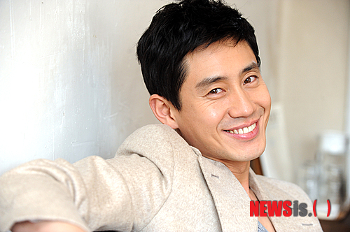 【서울=뉴시스】조성봉 기자 = 드라마 '브레인'의 이강훈 역을 맡은 배우 신하균이 서울 종로구 통의동의 한 카페에서 뉴시스통신사와 인터뷰중 포즈를 취하고 있다.'브레인'은 성공에 대한 강한 욕망을 지닌 뇌 질환 전문 신경외과 의사 이강훈이 진정한 멘토를 만나게 되기까지의 이야기를 그린 드라마이다.&nbsp;&nbsp; suncho21@newsis.com 