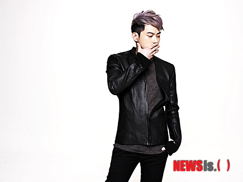 【서울=뉴시스】이재훈 기자 = 5인 혼성그룹 '써니힐' 멤버 장현(27)이 입대한다.&nbsp; 20일 매니지먼트사 로엔엔터테인먼트에 따르면, 지난 6일 영장을 받은 장현은 21일 MBC TV '음악중심'을 끝으로 활동을 마무리하고 31일 경기 의정부 306보충대에 입소한다.&nbsp;&nbsp; 로엔은 "장현이 최근 발매한 앨범 활동에 충실하고 싶다는 의지를 보여 마지막 방송 전에야 입대 사실을 알리게 됐다"며 "장현이 건강한 모습으로 잘 다녀오겠다는 말을 남겼다"고 전했다.&nbsp; 2007년 써니힐 싱글 '러브레터'로 데뷔한 장현은 이 팀의 유일한 남자멤버다. 팀의 프로듀서를 맡아 작곡·작사에 참여했다.&nbsp; 장현의 입대로 써니힐은 미성(26) 코타(25) 수비(26) 승아(25) 4인 체제로 활동을 이어간다.&nbsp; 써니힐은 지난 13일 새 싱글 '더 그래스하퍼스'(베짱이들)를 발표하고 타이틀곡 '베짱이 찬가'를 부르고 있다.&nbsp; realpaper7@newsis.com 