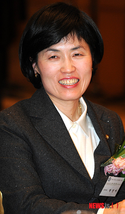 【서울=뉴시스】박주성 기자 = 한나라당 박영아 의원이 20일 오후 서울대학교 호암교수회관 무궁화홀에서 열린 '제1회 과학기술백년대계상 시상식' 에서 수상 후 환하게 웃고 있다. park7691@newsis.com