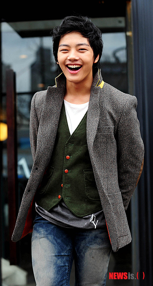 【서울=뉴시스】박문호 기자 = 20일 오후 서울 압구정동 한 카페에서 MBC 드라마 '해를 품은 달'에서 왕세자 이훤役으로 열연한 아역 배우 여진구(14)군이 뉴시스와의 인터뷰에 앞서 포즈를 취하고 있다.&nbsp; go2@newsis.com