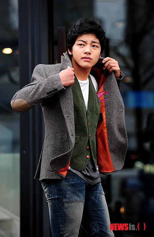 【서울=뉴시스】박문호 기자 = 20일 오후 서울 압구정동 한 카페에서 MBC 드라마 '해를 품은 달'에서 왕세자 이훤役으로 열연한 아역 배우 여진구(14)군이 뉴시스와의 인터뷰에 앞서 포즈를 취하고 있다.&nbsp; go2@newsis.com