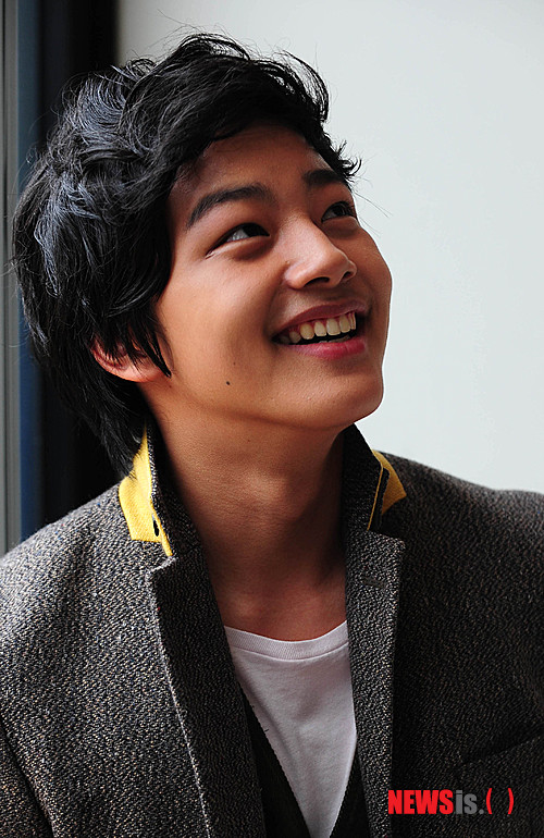 【서울=뉴시스】박문호 기자 = 20일 오후 서울 압구정동 한 카페에서 MBC 드라마 '해를 품은 달'에서 왕세자 이훤役으로 열연한 아역 배우 여진구(14)군이 뉴시스와의 인터뷰에 앞서 포즈를 취하고 있다.&nbsp; go2@newsis.com