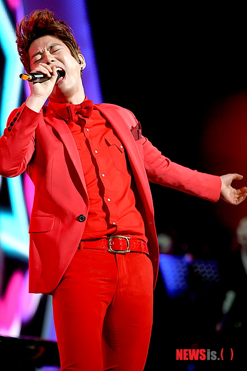 【서울=뉴시스】이재훈 기자 = MBC TV '우리들의 일밤-서바이벌 나는 가수다' 역사상 최연소이자 유일한 20대로 주목 받았던 테이(29)가 1라운드 만에 탈락했다. 테이는 22일 오후 방송된 '나는 가수다' 제12라운드 2차 경연 'OST를 불러라' 미션에서 SBS TV '피아노' OST인 듀오 '캔'의 '내 생에 봄날은'을 열창했으나 7위를 차지, 탈락의 고배를 마셨다. 12라운드부터 합류한 테이는 "짧은 시간이었지만 경연에 참가해서 좋았다"면서도 "반성해야 하는 시기인 것 같다"고 아쉬워했다. realpaper7@newsis.com