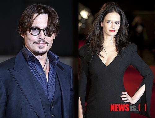 【서울=뉴시스】박영주 기자 = 할리우드 스타 조니 뎁(49)과 프랑스의 배우 겸 가수 바네사 파라디(40)의 결별 배후로 '본드걸' 에바 그린(32)이 지목당했다.&nbsp; 뎁과 파라디는 최근 14년 동거를 끝냈다. 뎁이 팀 버튼(54) 감독의 신작 '다크 섀도스'에서 호흡을 맞춘 그린과 눈이 맞았기 때문이라는 것이다.&nbsp; 그린은 영화 '007 카지노 로얄'(2006)의 본드걸로 주목받았다. 이후 '황금 나침반'(2007), '프랭클린'(2008), '퍼펙트 센스'(2011), '카멜롯'(2011) 등에 출연했다.&nbsp; 뎁은 '다크 섀도스'의 상대역으로 그린을 직접 선택했으며, 촬영장에서도 매우 가깝게 지냈다.&nbsp; 한편, 뎁과 파라디는 딸 릴리로즈 멜로디 뎁(13), 아들 존 크리스토퍼 잭 뎁 3세(10)를 뒀다.&nbsp; 뎁은 셰릴린 펜, 위노나 라이더, 제니퍼 그레이, 케이트 모스와 약혼했었다. 1983년에는 가수 로리 앤 앨리슨과 결혼하기도 했다. 팔뚝에는 '위노 포에버'라는 문신이 있다. 위노나 라이더와 파혼 전에는 '위노나 포에버'였다.&nbsp; 파라디는 뎁을 만나기 전 가수 레니 크래비츠와 사귀었다.&nbsp; 프랑스 태생인 그린의 전 애인은 뉴질랜드 배우 마턴 초카스(46)다.&nbsp; gogogirl@newsis.com