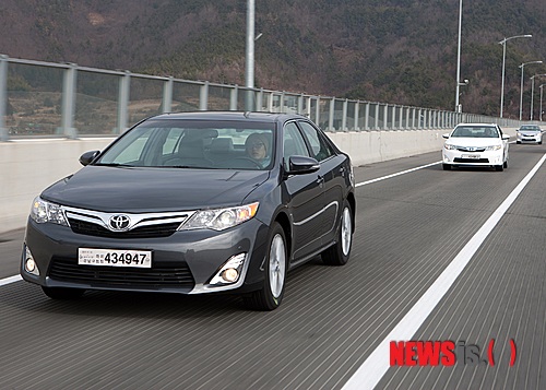 【여수=뉴시스】토요타의 야심작 7세대 캠리를 지난 19일 시승했다. 18일 출시행사에 도요타 아키오 토요타 사장이 깜작 등장해 신형 캠리를 직접 소개할 정도로 한국 시장에서 승부수를 띄운 만큼 관심이 집중된 차량이다. 시승차는 가솔린 2.5ℓ XLE(트림명). 코스는 여수 공항에서 부산 해운대까지 255㎞ 구간이다. 대략 5시간을 달려야 하는 장거리였지만 고속도로와 일반도로, 시내 지정체 구간 등이 골고루 섞여있어서 뉴 캠리를 시험해 보기에는 최적의 코스였다. 시승하는 동안 겨울비가 추적추적 내려 빗길 성능도 테스트 해 볼 수 있었다.(사진 = 한국토요타 제공) photo@newsis.com