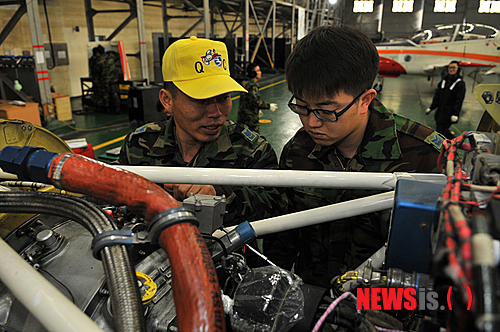 【사천=뉴시스】문병기 기자 = 무사고 비행기록을 이어가고 있는 공군 제3훈련비행단은 지난 1월 중순부터 오는 2월말까지 정비관리 등 4개팀의 군수전대 자체 안전팀을 운영해 높은 수준의 정비품질을 유지해 나가기로 했다. 25일 안전진단팀 요원들이 항공기 격납고에서 순회점검을 실시하고 있다.(사진=3훈비 제공) photo@newsis.com