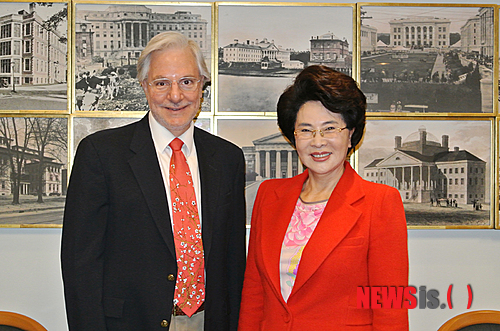 【성남=뉴시스】윤상연 기자 = 가천대 이길여 총장(오른쪽)과 하버드 의대 골란 학장은 26일 미국 현지에서 두 대학 의대의 학위를 공동으로 수여하기로 최종 합의했다.(사진=가천대학교 제공)&nbsp; photo@newsis.com