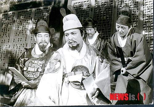 【서울=뉴시스】전진환 기자 = '뿌리 깊은 나무', '해를 품은 달', '광개토대왕', '인수대비' 등 한국사를 배경으로 한 TV 드라마가 최근 안방극장에서 큰 인기를 얻고 있는 가운데 한국영상자료원(원장 이병훈)은 2월 한 달 간 한국영화 VOD 사이트(www,kmbd.or.kr.vod)를 통해 1950년대부터 1990년대까지 조선왕들의 삶을 그린 영화 7편을 무료로 상영하는 '비운의 조선왕전'을 개최한다.&nbsp;&nbsp; 이번 기획전을 통해 1956년 당시 삼천만 환이라는 거대한 제작비가 투입된 대표적인 궁중사극 '단종애사(전창근, 1956)'부터 정조 때 왕권을 수호하려는 남인 정약용 일파와 신권 주장을 둘러싼 과정을 파격적으로 그린 사극미스터리 '영원한 제국(박종원, 1994)'까지 각 시대가 그리는 조선 왕들의 삶을 한 자리에서 만날 수 있는 귀한 시간이 될 것으로 기대된다. 이번 기획전은 2월 한달 간 무료로 진행된다. (02-3153-2027)&nbsp;&nbsp; marrymero@newsis.com