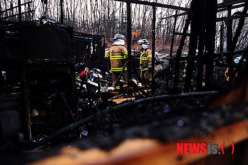 【서울=뉴시스】전신 기자 = 27일 오후 2시50분께 서울 강남구 개포동 구룡마을 판자촌에서 화재가 발생, 소방대원들이 화재진압 작업을 하고 있다.   photo1006@newsis.com 