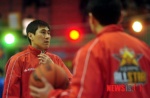 【서울=뉴시스】고범준 기자 = 28일 오후 서울 잠실 실내체육관에서 열린 2011-2012 KB국민카드 프로농구 레전드 올스타전에서 이상민이 경기 시작전 물을 풀고 있다. bjko@newsis.com