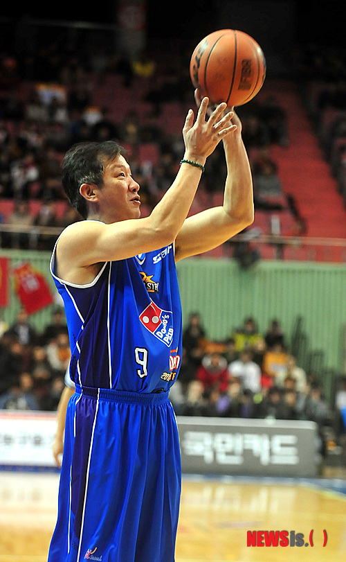 【서울=뉴시스】고범준 기자 = 28일 오후 서울 잠실 실내체육관에서 열린 2011-2012 KB국민카드 프로농구 레전드 올스타전에서 드림팀 허재가 3점 슛을 시도 하고 있다.&nbsp; bjko@newsis.com