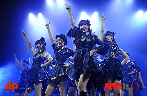 【서울=뉴시스】이재훈 기자 = 일본의 '국민 걸그룹'인 'AKB 48' 멤버 2명이 연애를 했다는 이유로 팀에서 퇴출됐다. 산케이스포츠 등 일본 미디어에 따르면, AKB48의 멤버 요네자와 루미(22)와 히라지마 나츠미(20)가 28일 팀을 탈퇴했다. 팀 내 '연애금지 룰'을 어겼기 때문이다. 요네자마와 히라지마는 활동 중단을 직접 요청했고, 회사는 이를 받아들였다. 이들은 최근 각자 남성과 찍은 사진이 유출되며 화제를 모았다. AKB48의 총프로듀서 아키모토 야스시는 "두 멤버를 특별히 꾸짖을 생각은 들지 않는다"면서도 "보통 학생이라면 아무 문제가 없었을 것이다. 하지만 그녀들은 AKB48의 멤버이기 때문에 룰을 지켜야 한다"고 밝혔다. 두 멤버는 AKB48 블로그에 탈퇴와 관련, 팬들에게 사과했다. 한편, 2005년 결성된 AKB48은 '모닝구 무스메'와 함께 일본을 대표하는 아이돌 그룹으로 손꼽힌다. 40여명에 이르는 멤버들이 유동적으로 움직이며 팀을 꾸린다. 아키하바라의 전용극장에서 거의 매일 공연을 펼치고 있다. 자매 유닛으로 그룹 'SDN48', 'SKE48', 'NMB48' 등이 있다. 27일 도쿄 롯본기 니코하레에서 열린 일본 골드디스크 대상에서 '올해의 아티스트'를 포함, '올해의 싱글' 등 10개 부문을 수상하며 인기를 증명했다. AKB48의 또 다른 유닛 그룹인 '디바'는 3월 일본에서 재공연하는 한국의 넌버벌 퍼포먼스 '난타'의 응원가를 발표할 예정이다. realpaper7@newsis.com