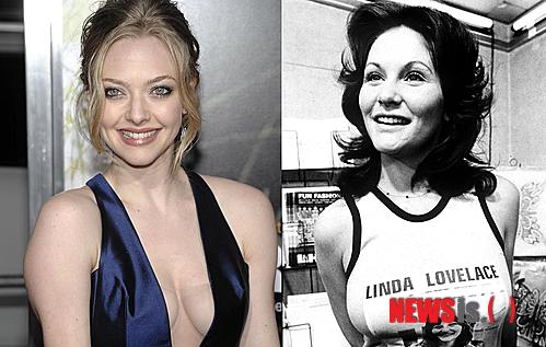 【서울=뉴시스】신동립의 '잡기노트' <275> 할리우드 스타 세라 제시카 파커(47)가 데미 무어(50)를 대신해 영화 '러브레이스'에 출연한다. 무어는 세번째 남편인 16세 연하 애슈턴 커처와 이혼한 충격에서 헤어나지 못하고 있다. '러브레이스'는 미국영화 '목구멍 깊숙이'(1972)의 헤로인 린다 러브레이스(1949~2002)의 삶을 전하는 전기적 작품이다. '목구멍 깊숙이'는 하드코어 포르노그래피다. 그럼에도 '시민 케인' 등과 함께 기념비적인 영화 100편에 들 정도로 존재가치를 인정받고 있다. 모든 이에게 추천할 만한 영화는 못되고, 몹시 조악하지만 사회에 미친 영향을 부인할 수 없기 때문이다. 사상 최초로 미국 영화관에서 정식 개봉한 포르노다. 제작비는 2만5000 달러에 불과했지만 흥행수익은 6억 달러에 달했다. 목구멍 깊숙한 곳에 성감대가 있는 여자가 구강성교를 통해 욕구를 채운다는 줄거리다. 여주인공 러브레이스는 뉴욕 경찰관의 딸로 태어났다. 고교졸업 후 몇 해를 빈둥거리다 스물한살 때 수영장에서 접근해온 남자에 의해 '목구멍 깊숙이'에 캐스팅됐다. 러브레이스를 포르노 여우로 둔갑시킨 남자는 결국 그녀의 두번째 남편이 됐다. 딸(31) 하나를 낳은 뒤 첫 남편과 갈라서고 96년 이 '포주' 혹은 '기둥서방'과 재혼했다. 75년 26세 때는 월간 '플레이보이'에 알몸을 공개하기도 했다. 이후 50세를 넘기고도 포르노 잡지에 등장하는 등 평생 벌거벗은 몸을 구경시키다 갔다. 포르노걸이 됐다는 자책이었을까, 남편이나 애인 말고도 러브레이스와 섹스를 했다는 사실이 드러난 남자가 한 둘이 아니다. 러브레이스는 한때 포르노의 희생양을 자처했다. '포르노에 반대하는 여성들의 모임'에 가입, 반포르노 캠페인에 참여했다. 그러나 포르노를 즐기되, 포르노 여우까지 받드는 세상은 아니다. 시골의 편의점 직원자리조차 거부당한 채 외롭고 어렵게 연명하다 53세 때 교통사고로 사망했다. '안티 포르노운동의 기수가 돼버린 포르노 스타', 러브레이스의 인생 요약이다. 러브레이스, '사랑의 질주'라는 성씨는 짐작대로 아버지의 성이 아니다. 본명은 '린다 수전 보먼'이다. Boreman, 즉 '구멍을 뚫는 사람', '지루한 사람' 쯤으로 번역되는 패밀리 네임이다. 포르노와 묘하게 연결된다. 어른이 된 다음 한 일이라고는 포르노 여우가 전부이다시피 한 탓에 암페타민과 코카인 등 마약을 달고 살았다. 유방암, 간염에 시달렸고 폐이식 수술을 받기도 했다. 영화 '러브레이스'가 그녀를 어떻게 재조명 혹은 포장할는지 궁금하다. 타이틀롤 '러브레이스'는 아만다 사이프리드(27)가 맡았다. 파커는 러브레이스를 돕는 작가 겸 사회운동가로 나온다. 문화부장 reap@newsis.com