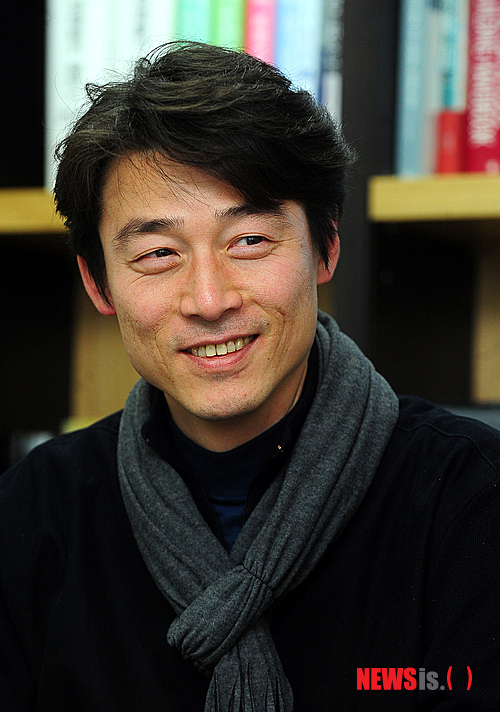 【서울=뉴시스】성형주 기자 = 지난해 서울시장 보궐선거에서 박원순 당시 후보 선거캠프 대변인이었던 송호창 변호사가 25일 오후 서울 서초구에 위치한 사무실에서 인터뷰를 하고 있다.&nbsp; foru82@newsis.com