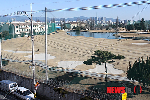 【대구=뉴시스】박광일 기자 = 지난 18일 주한미군 소속 군무원 A씨가 대구지역 미군기지 출입증 및 골프장 회원권 발급 과정에서 기부금 명목으로 수백만원 상당을 받아 챙겼다는 의혹이 지역 언론 등을 통해 제기돼 파문이 일고 있다.&nbsp; 30일 미8군 제19지원사령부에 따르면 미군범죄수사대(CID)에서 해당 의혹에 대해 조사 중인 것으로 알려졌다. 사진은 대구 남구 캠프워커 미군기지 인근에서 바라본 기지 내 골프장의 모습.&nbsp; pgi0215@newsis.com