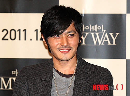 【서울=뉴시스】박영주 기자 = 영화배우 장동건(40)이 SBS TV 드라마 '신사의 품격'으로 안방극장에 컴백한다. 소속사 AM엔터테인먼트는 31일 "장동건이 '신사의 품격' 출연을 확정지었다"고 밝혔다. 2000년 MBC TV '이브의 모든 것' 이후 12년 만에 드라마로 복귀하는 셈이다. '신사의 품격'은 '파리의 연인', '프라하의 연인', '온에어', '시티홀', '시크릿가든' 등의 극작가 김은숙(39)씨와 신우철 PD의 작품이다. 40대 남자의 로맨스를 그린다. 장동건은 허진호(49) 감독의 영화 '위험한 관계' 촬영을 이유로 '신사의 품격'을 고사했다. 그러다 '신사의 품격'이 3월에서 5월로 방송이 미뤄지면서 출연이 성사됐다. '신사의 품격'은 김민종(40), 김민(39), 김수로(42) 등이 함께한다. 여주인공은 미정이다. gogogirl@newsis.com