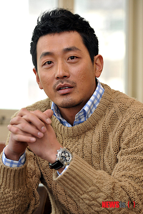 【서울=뉴시스】홍찬선 기자 = 영화 '범죄와의 전쟁:나쁜놈들 전성시대(감독 윤종빈)'에서 보스 최형배 역의 배우 하정우가 31일 오후 서울 종로구 삼청동의 한 카페에서 인터뷰를 갖고 포즈를 취하고 있다. mania@newsis.com