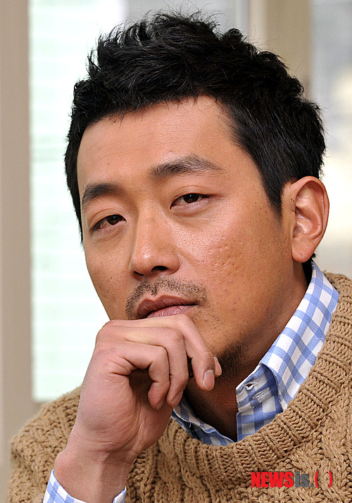 【서울=뉴시스】홍찬선 기자 = 영화 '범죄와의 전쟁:나쁜놈들 전성시대(감독 윤종빈)'에서 보스 최형배 역의 배우 하정우가 31일 오후 서울 종로구 삼청동의 한 카페에서 인터뷰를 갖고 포즈를 취하고 있다.&nbsp; mania@newsis.com