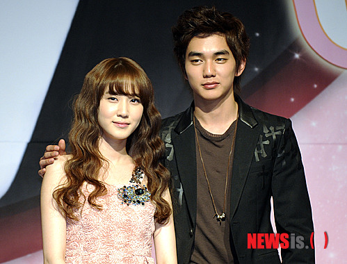 【서울=뉴시스】최동준 기자 = 배우 유승호(오른쪽)와 박은빈이 31일 오후 서울 강남구 라마다서울호텔에서 열린 'TV조선 '프로포즈대작전' 제작발표회'에서 포토타임 포즈를 취하고 있다.&nbsp; photocdj@newsis.com