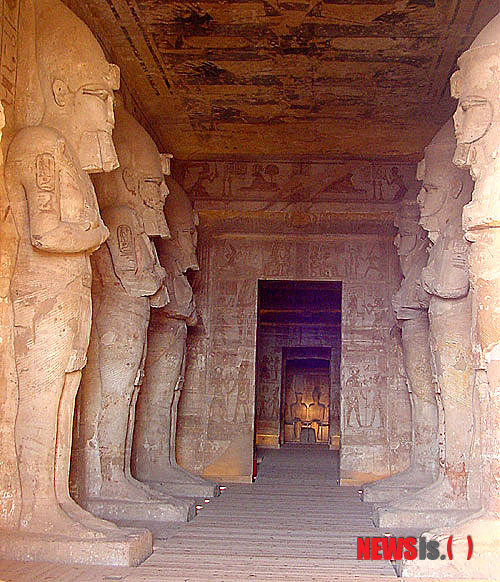 【서울=뉴시스】윤소희의 ‘음악과 여행’ <83>&nbsp; 필자가 이집트 여행을 하기 전 파라오시대의 음악을 벽화로부터 복원했다는 <Ancient of Egypt : Music in the Age of Pyramids>음반에 대한 소식을 들은 적이 있다. 이 음반은 “피라미드 속 음악의 복원”이라는 구호 하나 만으로도 온 세계 음악 애호가들의 호기심을 불러일으켰다.1808년 프랑스의 장 샹폴리옹이 피라미드 상형문자를 해독한 이후 고대 이집트의 신비가 하나 둘 풀리기 시작했지만 고대 피라미드 시대의 음악이 재현되기는 처음이라 필자도 상당한 기대를 했다.&nbsp; 