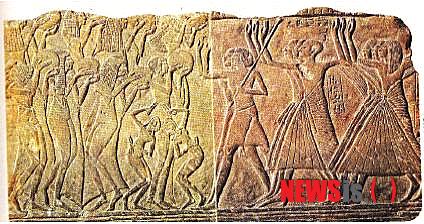 【서울=뉴시스】윤소희의 ‘음악과 여행’ <83>&nbsp; 필자가 이집트 여행을 하기 전 파라오시대의 음악을 벽화로부터 복원했다는 <Ancient of Egypt : Music in the Age of Pyramids>음반에 대한 소식을 들은 적이 있다. 이 음반은 “피라미드 속 음악의 복원”이라는 구호 하나 만으로도 온 세계 음악 애호가들의 호기심을 불러일으켰다.1808년 프랑스의 장 샹폴리옹이 피라미드 상형문자를 해독한 이후 고대 이집트의 신비가 하나 둘 풀리기 시작했지만 고대 피라미드 시대의 음악이 재현되기는 처음이라 필자도 상당한 기대를 했다.&nbsp; 