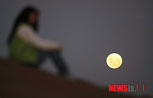 【서울=뉴시스】묘심화 스님의 ‘빙의’ <20> ‘빙의’란 말이 흔하게 사용하는 말이 아닌 탓에 다소 생소한 느낌도 들고 어쩌면 애매모호하게도 들릴 수도 있을 것 같아 독자의 이해를 돕는 뜻에서 빙의 두 글자에 담긴 폭넓고 의미심장한 참뜻을 자세히 풀어 보고자 한다. 빙의란 글자는 한문으로 ‘기댈 빙(憑)’, ‘의지할 의(依)’ 두 자로 이루어져 있다.