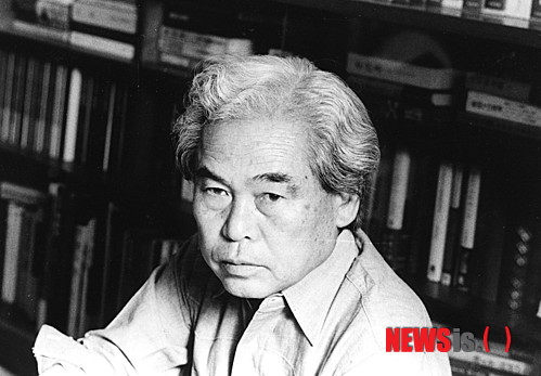 【서울=뉴시스】박영주 기자 = 일본의 거장 신도 가네토(100)와 야마모토 사쓰오(100)의 영화가 7일부터 26일까지 서울 상암동 DMC단지 시네마테크 KOFA에서 상영된다.&nbsp; 한국영상자료원(원장 이병훈)은 2일 “‘일본영화 거장 시리즈’ 네 번째이자 탄생 100주년을 맞이한 두 명의 일본영화 거장들을 소개하는 기획전을 개최한다”고 밝혔다.&nbsp; 신도 감독은 1950년 일본의 대표적인 독립영화 제작사인 ‘근대영화협회’를 설립, 최근까지 왕성하게 활동했다. 야마모토 감독은 흥행성 짙은 사회드라마를 연출해왔다.&nbsp; 이번 기획전에서는 ‘한 장의 엽서’ ‘벌거벗은 섬’ 등 신도 감독의 대표작 17편과 ‘하얀 거탑’ 등 야마모토 감독의 대표작 8편 등 총 25편을 선보인다.&nbsp; 한국판 드라마 ‘하얀 거탑’의 각본을 쓴 작가 이기원씨를 초청해 원작소설과 영화, 드라마버전의 차이와 각색과정 등을 듣는다. 동국대 알렉산터 자흘튼 교수는 신도와 야마모토 두 감독의 영화세계에 관해 강연한다.&nbsp; 모든 상영과 행사는 무료다. 상영작에 영문자막이 포함돼 서울에 거주하는 외국인들도 관람이 가능하다. 영상자료원 상영 후 3월 2일부터 15일까지 부산 영화의전당에서도 볼 수 있다.&nbsp; gogogirl@newsis.com 