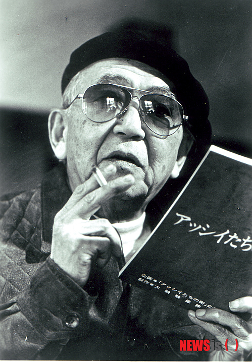 【서울=뉴시스】박영주 기자 = 일본의 거장 신도 가네토(100)와 야마모토 사쓰오(100)의 영화가 7일부터 26일까지 서울 상암동 DMC단지 시네마테크 KOFA에서 상영된다.&nbsp; 한국영상자료원(원장 이병훈)은 2일 “‘일본영화 거장 시리즈’ 네 번째이자 탄생 100주년을 맞이한 두 명의 일본영화 거장들을 소개하는 기획전을 개최한다”고 밝혔다.&nbsp; 신도 감독은 1950년 일본의 대표적인 독립영화 제작사인 ‘근대영화협회’를 설립, 최근까지 왕성하게 활동했다. 야마모토 감독은 흥행성 짙은 사회드라마를 연출해왔다.&nbsp; 이번 기획전에서는 ‘한 장의 엽서’ ‘벌거벗은 섬’ 등 신도 감독의 대표작 17편과 ‘하얀 거탑’ 등 야마모토 감독의 대표작 8편 등 총 25편을 선보인다.&nbsp; 한국판 드라마 ‘하얀 거탑’의 각본을 쓴 작가 이기원씨를 초청해 원작소설과 영화, 드라마버전의 차이와 각색과정 등을 듣는다. 동국대 알렉산터 자흘튼 교수는 신도와 야마모토 두 감독의 영화세계에 관해 강연한다.&nbsp; 모든 상영과 행사는 무료다. 상영작에 영문자막이 포함돼 서울에 거주하는 외국인들도 관람이 가능하다. 영상자료원 상영 후 3월 2일부터 15일까지 부산 영화의전당에서도 볼 수 있다.&nbsp; gogogirl@newsis.com 