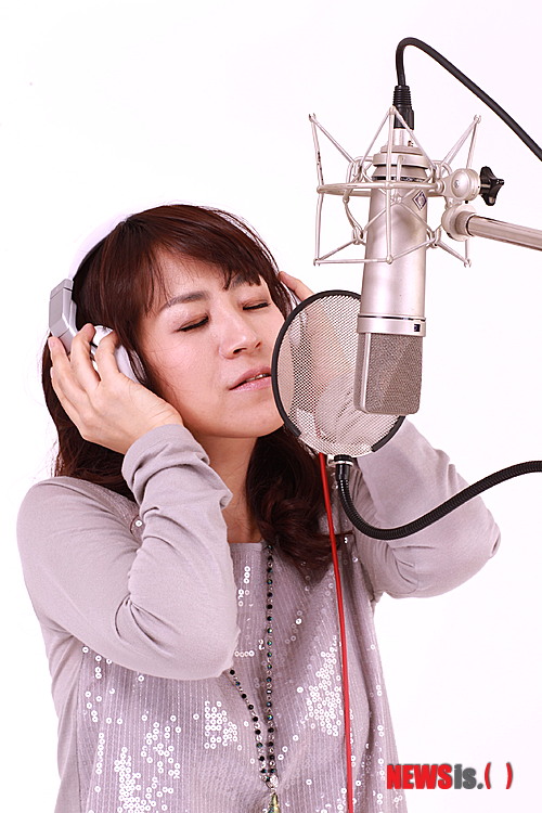 【서울=뉴시스】유상우 기자 = '너를 사랑하고도'의 가수 전유나(43)가 컴백한다. 1994년 9월 '혼자서' 이후 18년 만에 신곡을 들고 나온다. 프로듀서와 작사가로 참여한 첫 디지털 싱글 '그 사람'을 이달 중순 발표한다. 타이틀곡 '그사람'은 연인에게서 이별을 통보받는 상황을 담았다. 어쿠스틱기타 사운드와 40인 오케스트라의 웅장함이 어우러진 곡이다. '그 사람'은 그룹 '비스트'와 '포미닛'의 프로듀서와 지나가 부른 드라마 '최고의 사랑'의 '내사람이라서'를 작곡한 임상혁&전다운이 공동 작곡했다. 남성듀오 '유리상자'의 박승화가 만든 발라드 '사랑은 언제나 이별보다 느리다', 전유나가 가사를 쓴 팝 발라드 '여기까지죠' 등이 수록됐다. 1989년 MBC TV '대학가요제'에서 '사랑이라는 건'으로 대상을 차지하며 데뷔한 전유나는 1991년 1집 '너를 사랑하고도'로 인기를 누렸다. 전유나 측은 "전유나는 지난 시간 공연을 통해 대중과 소통해왔다"며 "특히 후배 양성에도 관심을 두고 대학 강당에서 제자들의 멘토로 활동하고 있다"고 밝혔다. swryu@newsis.com