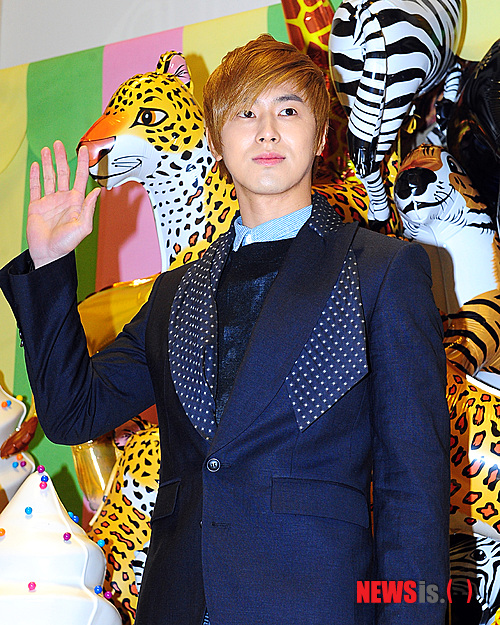 【서울=뉴시스】성형주 기자 = 가수 동방신기의 유노윤호가 3일 오후 서울 강남구 대치동 신화코리아 오렌지 힐에서 열린 영국 클래식 명품 브랜드 멀버리 2012 봄/여름 프레젠테이션에 참석해 포토타임을 갖고 있다. foru82@newsis.com