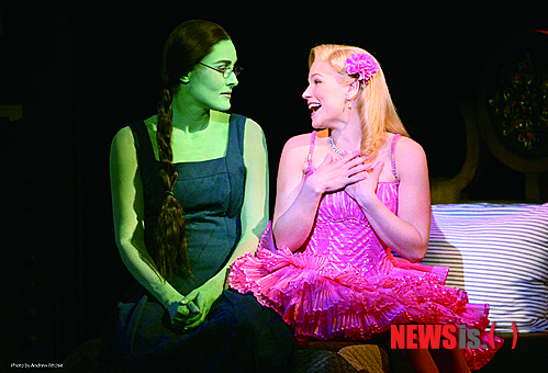 【싱가포르=뉴시스】이재훈 기자 = 수천개의 비눗방울을 뿌리는 버블머신, 무대 꼭대기에 설치된 소형 비행기 크기의 길이 6m짜리 드래건 머신, 10m가량 하늘로 치솟는 플라잉….&nbsp; 뮤지컬 '위키드'는 과연 블록버스터 뮤지컬이었다. 2시간45분의 러닝타임 동안 무대가 54번이 바뀌고 조명의 큐사인은 594번이나 들어간다.&nbsp; 그러나 무엇보다 이 뮤지컬의 방점은 촘촘하게 짜인 이야기다. 미국의 동화작가 L 프랭크 바움(1856~1919)의 소설 '오즈의 마법사'를 유쾌하게 뒤집은 그레고리 맥과이어(58)의 동명 베스트셀러를 뮤지컬로 옮긴 작품이다. '도로시'가 오즈에 떨어지기 전 이미 그곳에서 만나 우정을 키운 두 마녀가 주인공이다.&nbsp; 나쁜 마녀로 알려진 초록 마녀 '엘파바'가 사실은 불 같은 성격 때문에 오해를 받는 착한 마녀이며, 착한 금발마녀 '글린다'는 아름다운 외모로 인기를 독차지하던 허영덩어리였는 설정에서 출발한다. 전혀 다른 두 마녀가 어떻게 친구가 됐으며 어떻게 해서 나쁜 마녀와 착한 마녀가 됐는지를 보여준다.&nbsp;&nbsp;&nbsp; "사람들이 어떻게 나쁜 인물을 만들어냈는지 말하고 싶었다"는 맥과이어의 창작의도가 뮤지컬에서도 오롯하게 드러난다. 이 작품으로 토니상 후보에 노미네이트됐던 위니 홀즈먼은 2권 분량의 이 소설을 이 부분에 중점을 두고 잘 압축했다. 엘파바가 나쁜 마녀로 인식될 수밖에 없었던 상황을 뽑아내 사회적인 편견과 선입관을 꼬집는다. 무엇이 진짜 선이고 악인지를 탐색한다.&nbsp; 이에 따라 텍스트가 어렵다는 편견이 생길 수 있다. 하지만 허영으로 점철된 글린다의 대사 등 유쾌한 이야기가 웃음을 선사한다. 시시각각 변하는 유진 리의 무대와 수전 힐퍼티의 화려한 의상은 이야기에 자연스럽게 빠져들도록 돕는다. 리와 힐퍼티는 이 작품으로 토니상을 받았다.&nbsp; 2005년 그래미 어워드에서 '베스트 뮤지컬 앨범상'을 받은 음악도 빼놓을 수 없다. 디즈니 애니메이션 '포카 혼타스'와 '이집트의 왕자' OST로 유명한 스티븐 슈월츠의 작품이다.&nbsp; 메인 테마곡인 '노 원 몬스 더 위키드'(No One Mourns Wicked)'는 물론이고 엘파바와 글린다의 우정이 싹트는 과정에서 흘러나오는 '파퓰러', 엘파바가 빗자루를 타고 하늘을 날 때 부르는 '디파잉 그래비티(Defying Gravity)' 등은 처음 들어도 귓가에 감긴다.&nbsp; 이 작품은 '오즈의 마법사'의 프리퀼 형식이다. '스타워즈'와 '스타워즈 에피소드'의 관계를 생각하면 된다. 양철나무꾼과 허수아비, 겁쟁이 사자의 탄생비화를 엿볼 수 있다. '오즈의 마법사' 내용을 숙지하고 관람한다면 이야기의 곁가지가 풍성해진다.&nbsp;&nbsp; 이 뮤지컬의 오리지널 공연을 5월에 국내에 들여오는 공연제작사 설앤컴퍼니의 설도윤 대표는 그럼에도 "'위키드'와 '오즈의 마법사'는 별개의 작품"이라며 '위키드' 줄거리의 독자성을 강조했다.&nbsp; 설 대표의 말마따나 '위키드'는 '오즈의 마법사'에 대한 부담 없이도 충분히 즐길거리가 많은 작품이다. 너무 달라 서로를 멀리한 두 마녀는 상대방의 아픔과 진심을 안 뒤 진정한 우정을 나누게 된다. 이는 현대에도 통용될 수밖에 없는 주제다. 특히, 시기하고 질투하는 과정에서 누구보다 서로를 아끼게 되는 엘파바와 글린다의 관계는 젊은 여성들에게 공감을 살 만하다.&nbsp;&nbsp; 2004년 토니상에서 여우주연상, 무대디자인상, 의상디자인상 등 3관왕을 차지하는 등 그래미어워드, 드라마데스크상 등 권위 있는 시상식에서 총 35개 트로피를 거머쥔 만큼 작품성은 두말할 것도 없다. 뉴욕타임스는 "브로드웨이의 가장 거대한 블록버스터", 워싱턴포스트는 "'오페라의 유령' 이후 보지 못했던, 숨막힐 정도의 성공 스토리", '버라이어티'는 "문화의 경이로움"이라고 극찬했다.&nbsp; 다만 국내 여성 관객이 멋있는 비운의 남자주인공을 내세운 사랑 뮤지컬에 관심이 쏠려 있다는 점과 국내에서는 가족뮤지컬의 인상이 강한 동시에 생각보다 줄거리에 대한 인지도가 약한 '오즈의 마법사'가 기반이라는 점이 흥행에 걸림돌이 될 것으로 보인다.&nbsp; 초연 당시인 2003년 이 뮤지컬을 처음 본 뒤 여러 번 관람했다는 뮤지컬평론가인 순천향대 원종원 교수는 "'오즈의 마법사'를 기반으로 하면서도 이를 삐딱하게 보는 독특한 발상의 뮤지컬"이라며 "'오즈의 마법사'와는 이야기 접근 자체가 다르다. 이를 어른의 시각으로 재구성한 것으로 '성인을 위한 동화'라고 부를 수 있다"고 소개했다.&nbsp; 지난해 12월부터 싱가포르 마리나 베이 샌즈 그랜드 시어터에서 공연한 이 뮤지컬의 7일 공연 관람객은 20대 여성과 중년층이 대다수를 이뤘다. 20대 중반의 여성 안나는 "이야기에 공감이 간다", 40대 초반의 남성 이언은 "아이들보다 어른들이 더 즐길 만한 것 같다"고 말했다.&nbsp;&nbsp; '위키드'의 오리지널 공연은 5월31일 서울 한남동 블루스퀘어 삼성전자홀에서 개막한다. 초연 이후 첫 아시아 오리지널 투어로 지난해 12월부터 시작한 싱가포르 마리나 베이 샌즈 그랜드 시어터 공연을 거친다. 영어 공연으로 자막이 제공된다.&nbsp;&nbsp; 설앤컴퍼니와 함께 공연제작사 CJ E&M 공연사업부문이 제작한다. 28일부터 옥션과 인터파크 등에서 예매할 수 있다. 5만~16만원. 1577-3363&nbsp; 볼거리와 이야기를 동시에 잡은 블록버스터 ★★★★☆&nbsp; realpaper7@newsis.com&nbsp; 