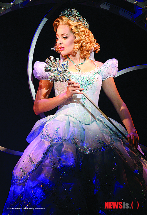 【싱가포르=뉴시스】이재훈 기자 = 수천개의 비눗방울을 뿌리는 버블머신, 무대 꼭대기에 설치된 소형 비행기 크기의 길이 6m짜리 드래건 머신, 10m가량 하늘로 치솟는 플라잉….&nbsp; 뮤지컬 '위키드'는 과연 블록버스터 뮤지컬이었다. 2시간45분의 러닝타임 동안 무대가 54번이 바뀌고 조명의 큐사인은 594번이나 들어간다.&nbsp; 그러나 무엇보다 이 뮤지컬의 방점은 촘촘하게 짜인 이야기다. 미국의 동화작가 L 프랭크 바움(1856~1919)의 소설 '오즈의 마법사'를 유쾌하게 뒤집은 그레고리 맥과이어(58)의 동명 베스트셀러를 뮤지컬로 옮긴 작품이다. '도로시'가 오즈에 떨어지기 전 이미 그곳에서 만나 우정을 키운 두 마녀가 주인공이다.&nbsp; 나쁜 마녀로 알려진 초록 마녀 '엘파바'가 사실은 불 같은 성격 때문에 오해를 받는 착한 마녀이며, 착한 금발마녀 '글린다'는 아름다운 외모로 인기를 독차지하던 허영덩어리였는 설정에서 출발한다. 전혀 다른 두 마녀가 어떻게 친구가 됐으며 어떻게 해서 나쁜 마녀와 착한 마녀가 됐는지를 보여준다.&nbsp;&nbsp;&nbsp; "사람들이 어떻게 나쁜 인물을 만들어냈는지 말하고 싶었다"는 맥과이어의 창작의도가 뮤지컬에서도 오롯하게 드러난다. 이 작품으로 토니상 후보에 노미네이트됐던 위니 홀즈먼은 2권 분량의 이 소설을 이 부분에 중점을 두고 잘 압축했다. 엘파바가 나쁜 마녀로 인식될 수밖에 없었던 상황을 뽑아내 사회적인 편견과 선입관을 꼬집는다. 무엇이 진짜 선이고 악인지를 탐색한다.&nbsp; 이에 따라 텍스트가 어렵다는 편견이 생길 수 있다. 하지만 허영으로 점철된 글린다의 대사 등 유쾌한 이야기가 웃음을 선사한다. 시시각각 변하는 유진 리의 무대와 수전 힐퍼티의 화려한 의상은 이야기에 자연스럽게 빠져들도록 돕는다. 리와 힐퍼티는 이 작품으로 토니상을 받았다.&nbsp; 2005년 그래미 어워드에서 '베스트 뮤지컬 앨범상'을 받은 음악도 빼놓을 수 없다. 디즈니 애니메이션 '포카 혼타스'와 '이집트의 왕자' OST로 유명한 스티븐 슈월츠의 작품이다.&nbsp; 메인 테마곡인 '노 원 몬스 더 위키드'(No One Mourns Wicked)'는 물론이고 엘파바와 글린다의 우정이 싹트는 과정에서 흘러나오는 '파퓰러', 엘파바가 빗자루를 타고 하늘을 날 때 부르는 '디파잉 그래비티(Defying Gravity)' 등은 처음 들어도 귓가에 감긴다.&nbsp; 이 작품은 '오즈의 마법사'의 프리퀼 형식이다. '스타워즈'와 '스타워즈 에피소드'의 관계를 생각하면 된다. 양철나무꾼과 허수아비, 겁쟁이 사자의 탄생비화를 엿볼 수 있다. '오즈의 마법사' 내용을 숙지하고 관람한다면 이야기의 곁가지가 풍성해진다.&nbsp;&nbsp; 이 뮤지컬의 오리지널 공연을 5월에 국내에 들여오는 공연제작사 설앤컴퍼니의 설도윤 대표는 그럼에도 "'위키드'와 '오즈의 마법사'는 별개의 작품"이라며 '위키드' 줄거리의 독자성을 강조했다.&nbsp; 설 대표의 말마따나 '위키드'는 '오즈의 마법사'에 대한 부담 없이도 충분히 즐길거리가 많은 작품이다. 너무 달라 서로를 멀리한 두 마녀는 상대방의 아픔과 진심을 안 뒤 진정한 우정을 나누게 된다. 이는 현대에도 통용될 수밖에 없는 주제다. 특히, 시기하고 질투하는 과정에서 누구보다 서로를 아끼게 되는 엘파바와 글린다의 관계는 젊은 여성들에게 공감을 살 만하다.&nbsp;&nbsp; 2004년 토니상에서 여우주연상, 무대디자인상, 의상디자인상 등 3관왕을 차지하는 등 그래미어워드, 드라마데스크상 등 권위 있는 시상식에서 총 35개 트로피를 거머쥔 만큼 작품성은 두말할 것도 없다. 뉴욕타임스는 "브로드웨이의 가장 거대한 블록버스터", 워싱턴포스트는 "'오페라의 유령' 이후 보지 못했던, 숨막힐 정도의 성공 스토리", '버라이어티'는 "문화의 경이로움"이라고 극찬했다.&nbsp; 다만 국내 여성 관객이 멋있는 비운의 남자주인공을 내세운 사랑 뮤지컬에 관심이 쏠려 있다는 점과 국내에서는 가족뮤지컬의 인상이 강한 동시에 생각보다 줄거리에 대한 인지도가 약한 '오즈의 마법사'가 기반이라는 점이 흥행에 걸림돌이 될 것으로 보인다.&nbsp; 초연 당시인 2003년 이 뮤지컬을 처음 본 뒤 여러 번 관람했다는 뮤지컬평론가인 순천향대 원종원 교수는 "'오즈의 마법사'를 기반으로 하면서도 이를 삐딱하게 보는 독특한 발상의 뮤지컬"이라며 "'오즈의 마법사'와는 이야기 접근 자체가 다르다. 이를 어른의 시각으로 재구성한 것으로 '성인을 위한 동화'라고 부를 수 있다"고 소개했다.&nbsp; 지난해 12월부터 싱가포르 마리나 베이 샌즈 그랜드 시어터에서 공연한 이 뮤지컬의 7일 공연 관람객은 20대 여성과 중년층이 대다수를 이뤘다. 20대 중반의 여성 안나는 "이야기에 공감이 간다", 40대 초반의 남성 이언은 "아이들보다 어른들이 더 즐길 만한 것 같다"고 말했다.&nbsp;&nbsp; '위키드'의 오리지널 공연은 5월31일 서울 한남동 블루스퀘어 삼성전자홀에서 개막한다. 초연 이후 첫 아시아 오리지널 투어로 지난해 12월부터 시작한 싱가포르 마리나 베이 샌즈 그랜드 시어터 공연을 거친다. 영어 공연으로 자막이 제공된다.&nbsp;&nbsp; 설앤컴퍼니와 함께 공연제작사 CJ E&M 공연사업부문이 제작한다. 28일부터 옥션과 인터파크 등에서 예매할 수 있다. 5만~16만원. 1577-3363&nbsp; 볼거리와 이야기를 동시에 잡은 블록버스터 ★★★★☆&nbsp; realpaper7@newsis.com&nbsp; 