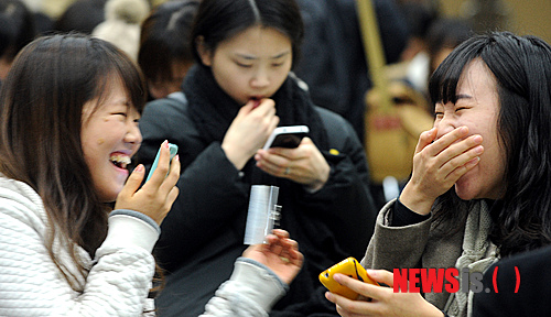 【서울=뉴시스】박상훈 기자 = SNS 소통왕 선발대회가 열린 8일 오전 서울 서초구청 대강당에서 참가자들이 SNS 미션을 수행하며 즐거워하고 있다. hyalinee@newsis.com