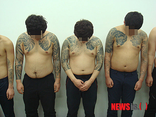 【전주=뉴시스】신동석 기자 = 8일 전북경찰청은 친구의 채무자를 감금하고 폭행한 군산의 한 폭력조직 A(22)씨 등 5명을 폭력행위 등 처벌에 관한 법률 위반(집단흉기 등 상해)로 구속영장을 신청했다. (사진= 전북경찰청 제공) photo@newsis.com